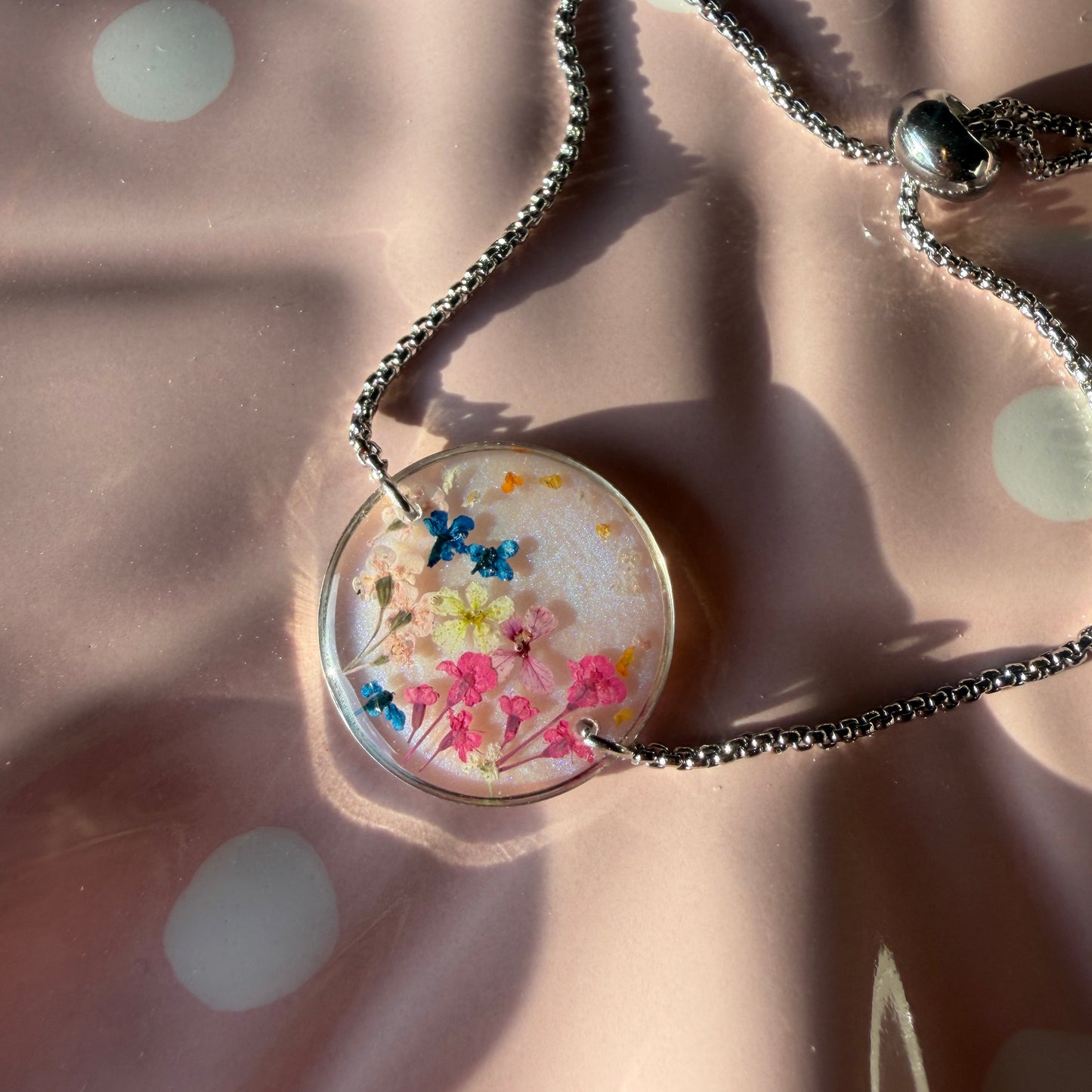 Bracelet ajustable en acier inoxydable avec fleurs séchées naturelles 🌸